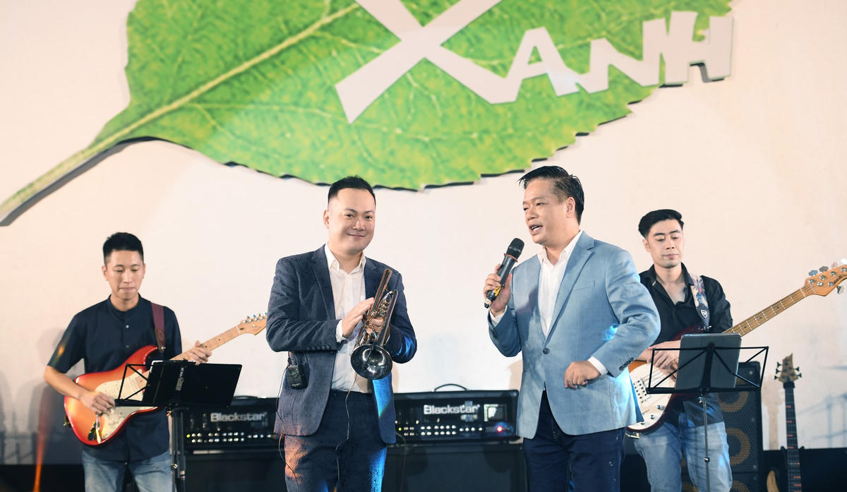 Dưới sự dẫn dắt của MC Nguyễn Hữu Chiến Thắng, chương trình được xâu chuỗi thành một câu chuyện về Hà Nội với ngập tràn âm thanh và ánh sáng.