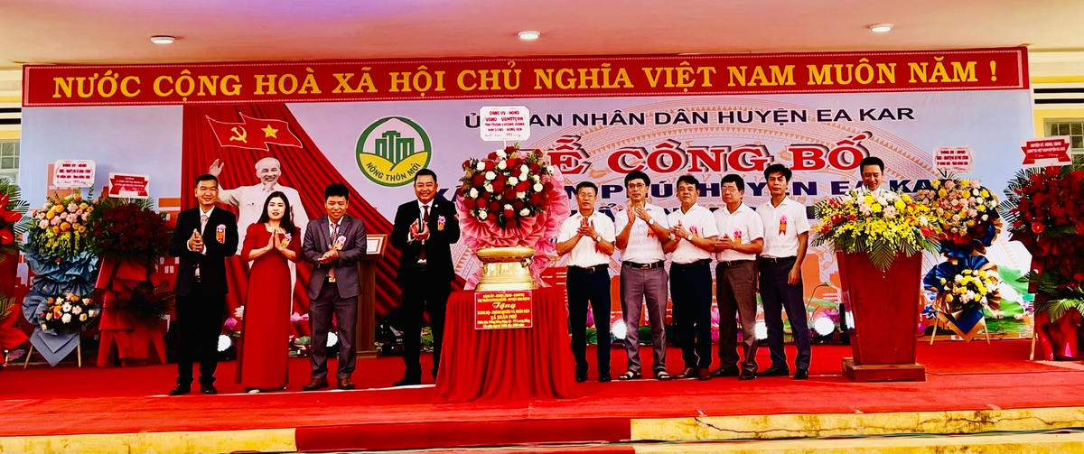 Các đại biểu về dự, tặng hoa và quà chúc mừng xã Xuân Phú.