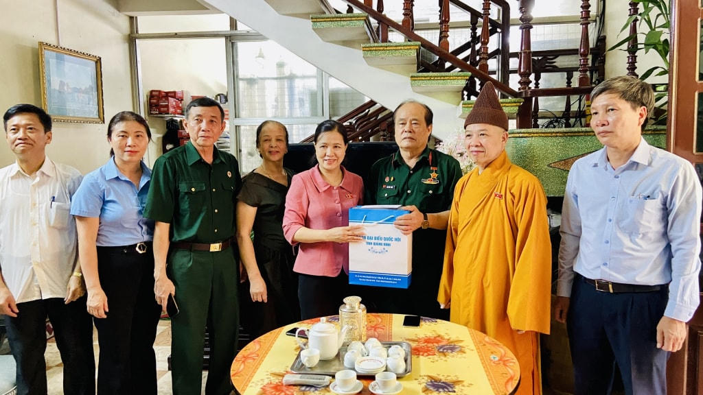 Bà Đỗ Thị Lan, Phó Chủ nhiệm Ủy ban xã hội của Quốc hội, đại biểu Quốc hội tỉnh Quảng Ninh và đoàn đã đến thăm hỏi, động viên gia đình thương binh Ngô Đức Nghĩa (phường Trưng Vương, TP Uông Bí). Ảnh: QMG.