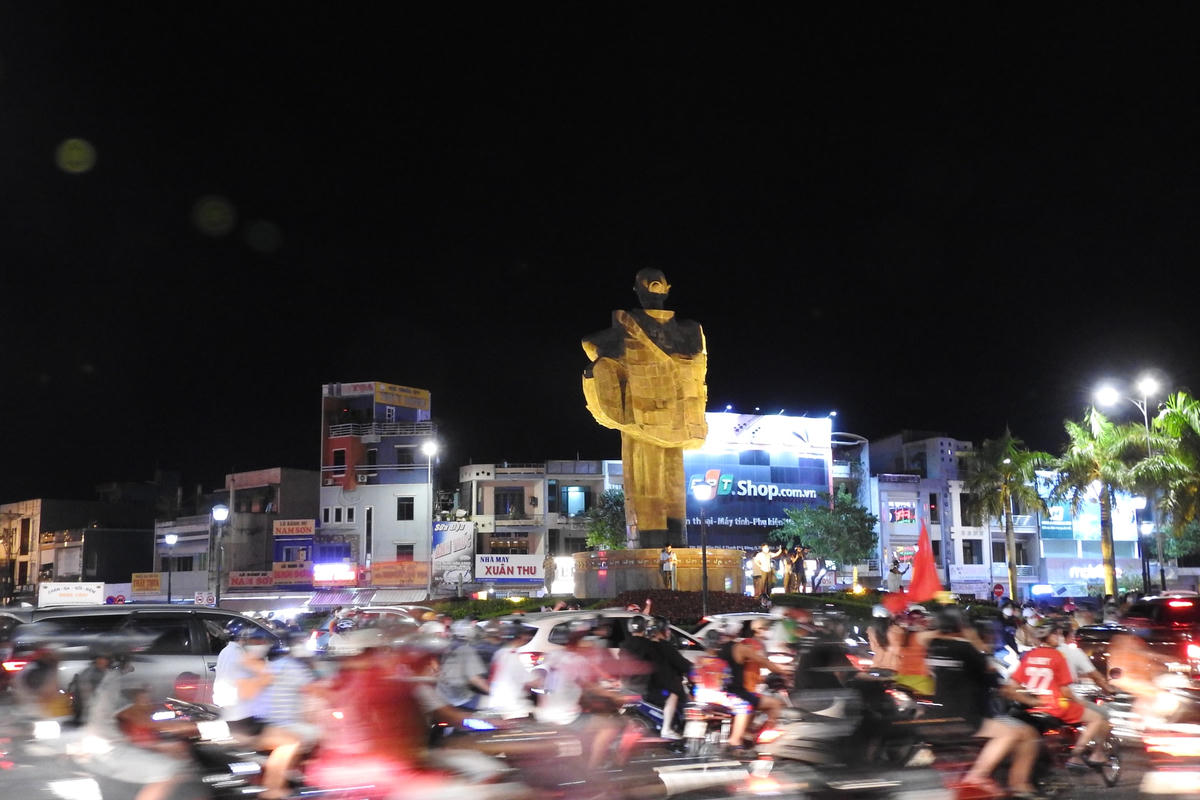 Khu vực Tượng đài Mẹ Nhu (cửa ngõ phía Bắc trung tâm Đà Nẵng) đêm 22/5. Ảnh: Thanh Tùng.