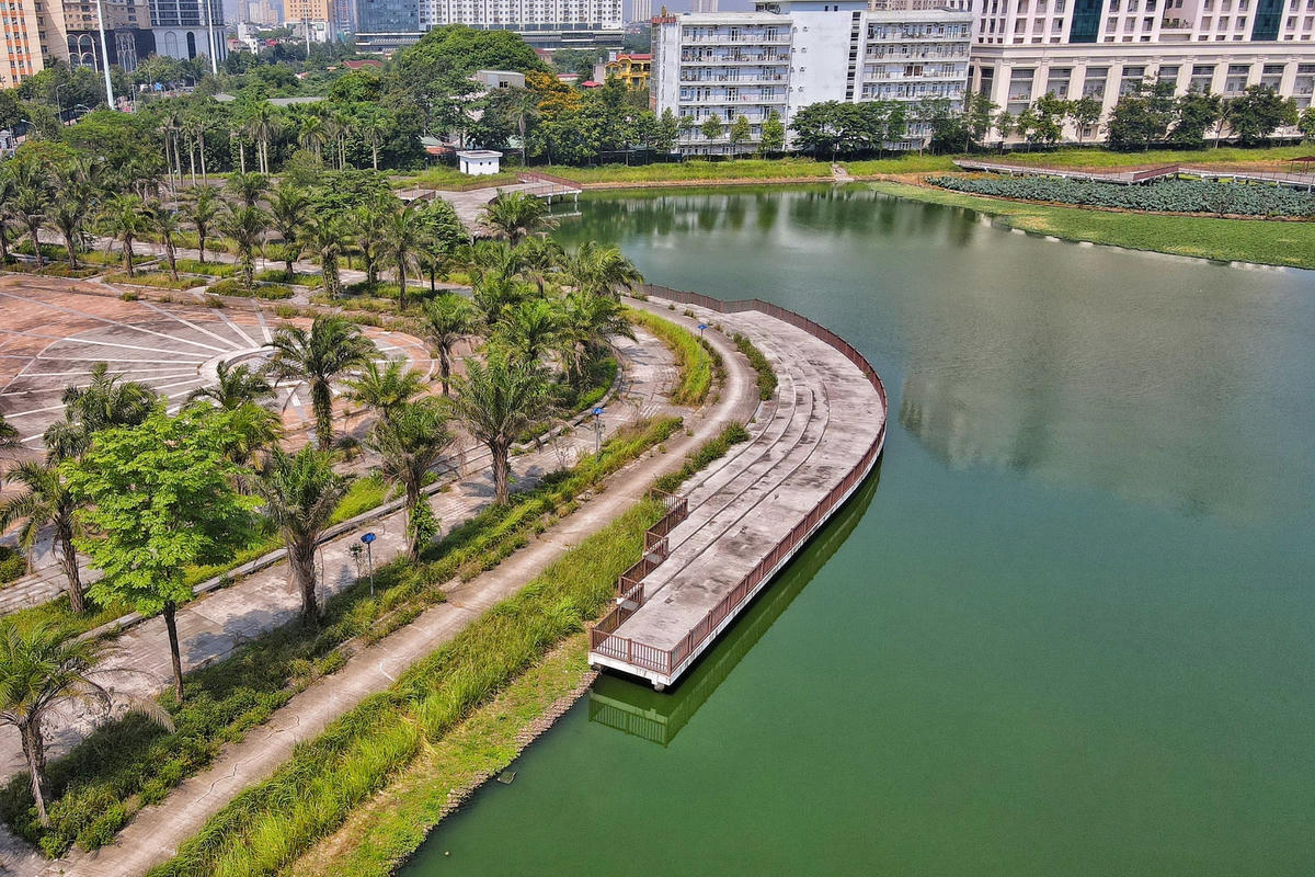 Hệ thống cây xanh bên trong công viên Phùng Khoang đã được trồng bao quanh hồ.