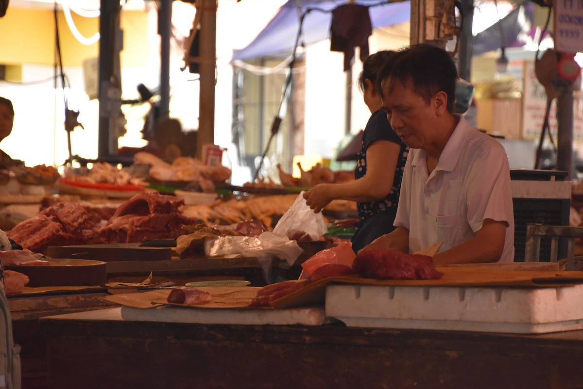 Tiểu thương tại chợ Nghĩa Tân cho biết, sức mua của người dân giảm đáng kể khi giá thịt lợn tăng.