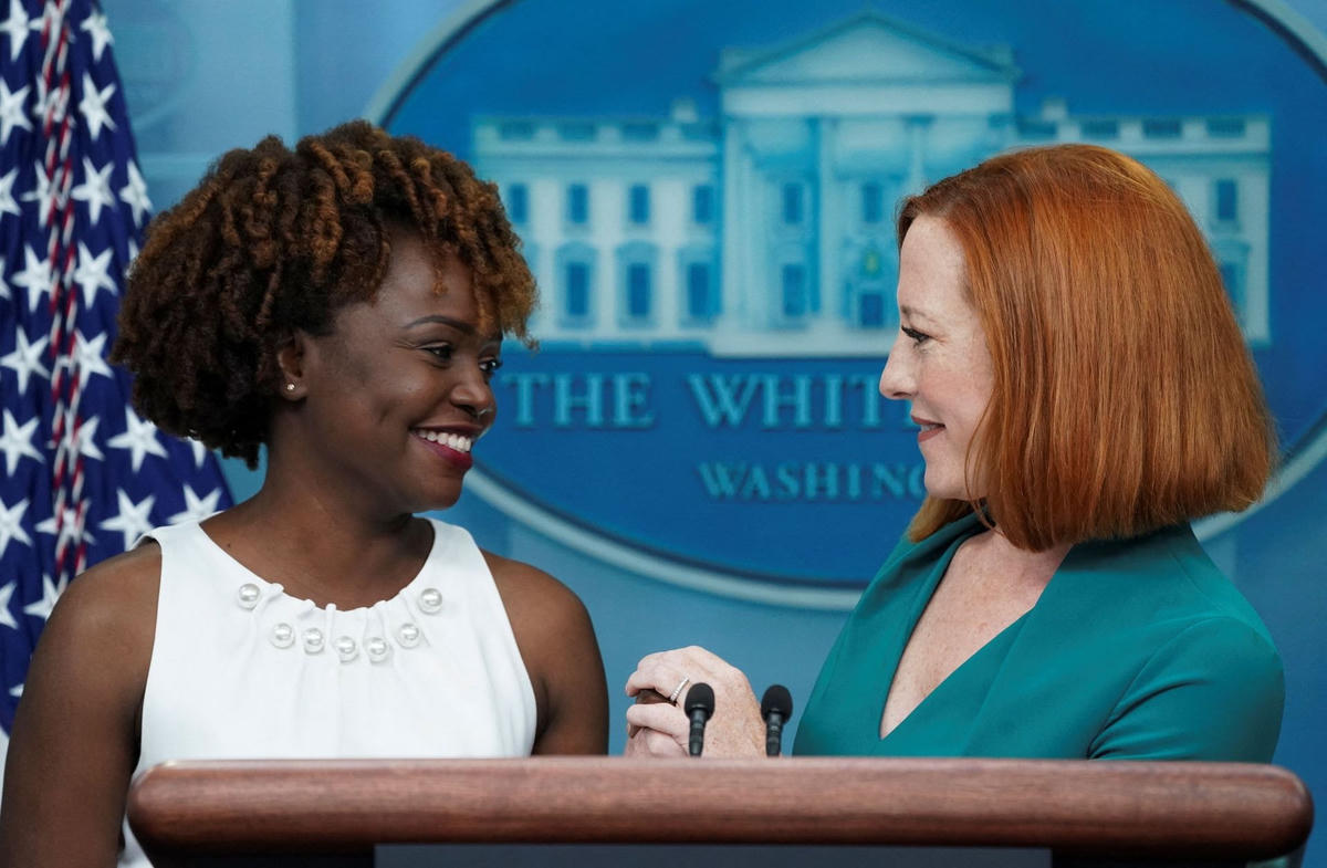 Karine Jean-Pierre và cựu Thư ký báo chí Jen Psaki trong lễ bổ nhiệm. Ảnh: Reuters.