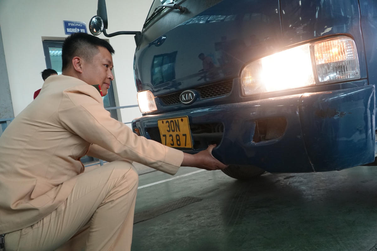 Tất cả các bước kiểm tra đều được các đăng kiểm viên CSGT thực hiện kỹ càng.