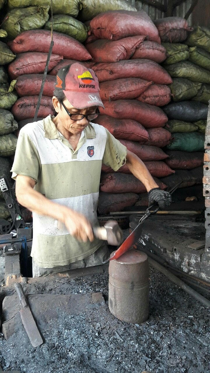 Để kịp chuẩn bị cho thị trường ngày Tết, người dân làng rèn ấp Thống Nhất đang hối hả chạy đua với thời gian để cho ra những sản phẩm ưng ý nhất.