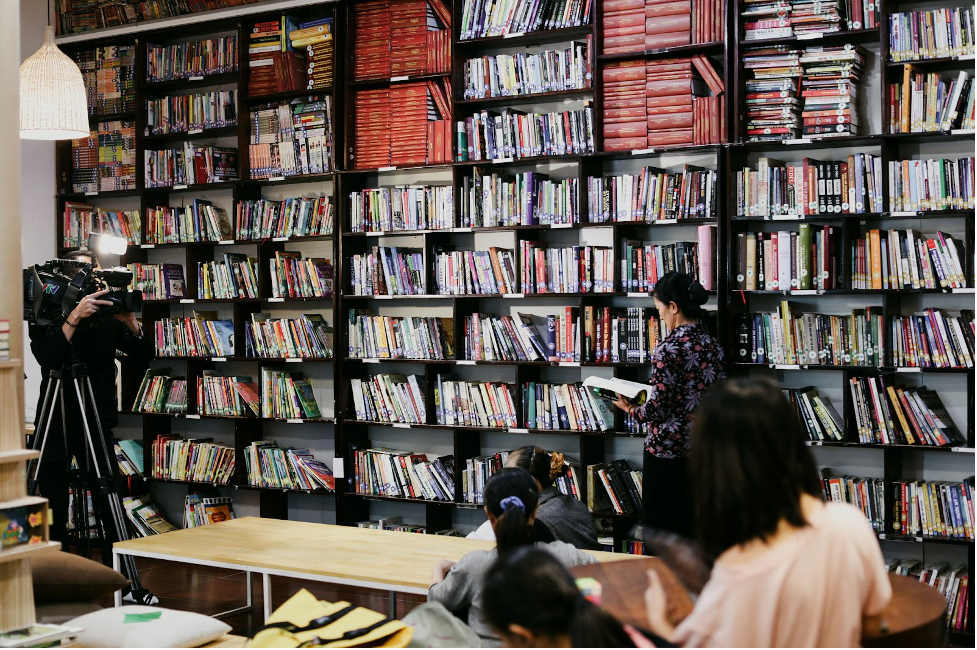Thư viện vận hành chuyên nghiệp, phân loại sách rõ ràng.  