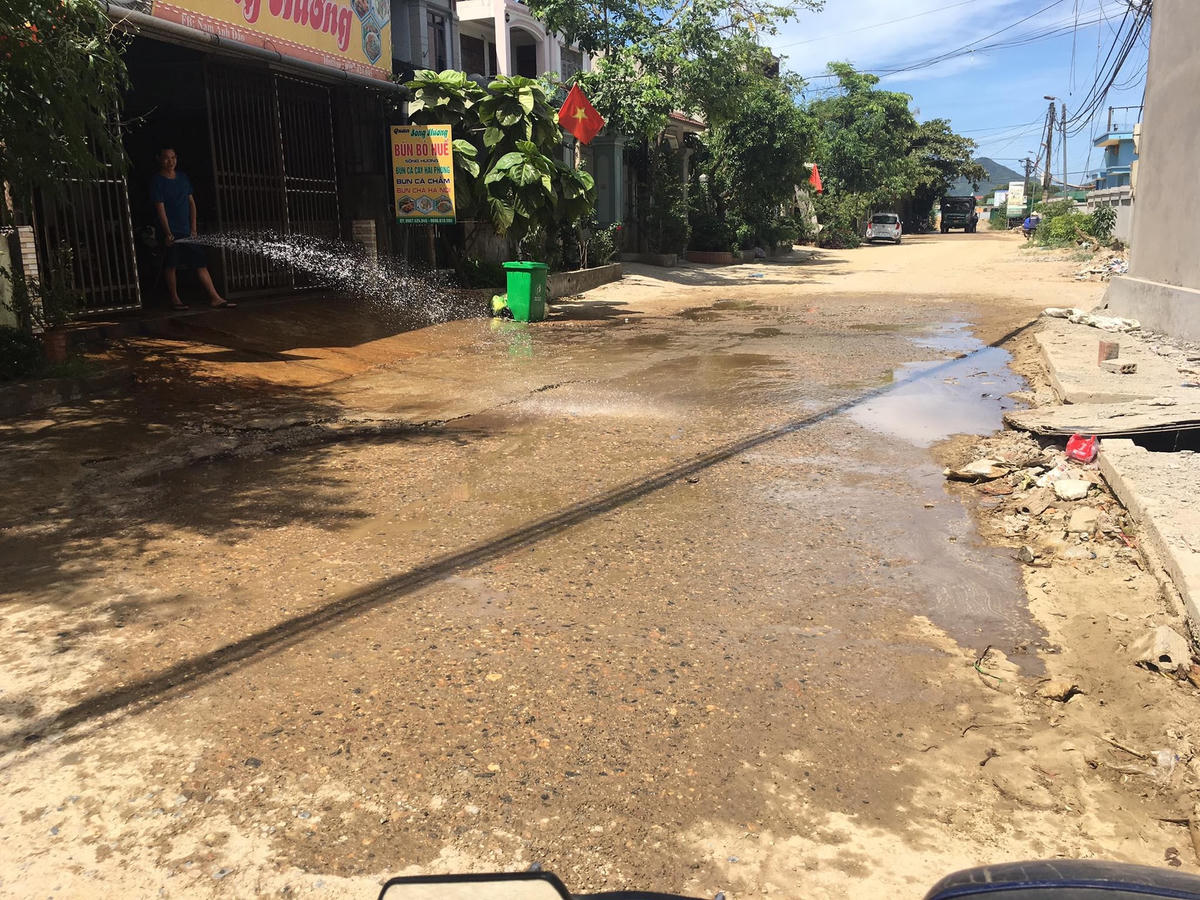 Người dân phải tự tưới nước để bảo vệ bản thân.
