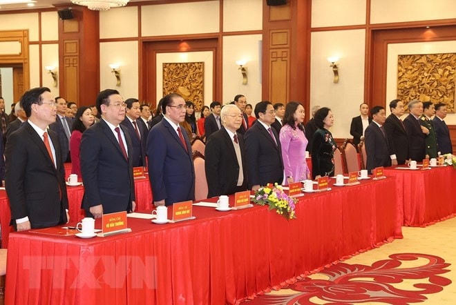 Các vị lãnh đạo và nguyên lãnh đạo Đảng, Nhà nước thực hiện nghi lễ chào cờ. Ảnh: Trí Dũng/TTXVN.