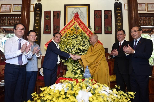 Phó Thủ tướng Trần Lưu Quang cùng các đại biểu đến thăm chùa Phật Tích - Ảnh: VGP/Hải Minh