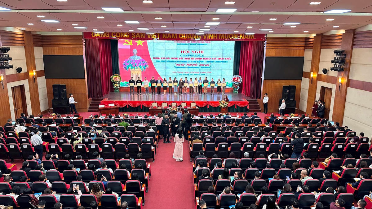 Hội nghị thu hút sự tham gia của khoảng 250 doanh nghiệp xuất nhập khẩu, trong đó có hơn 200 doanh nghiệp có vốn đầu tư nước ngoài.