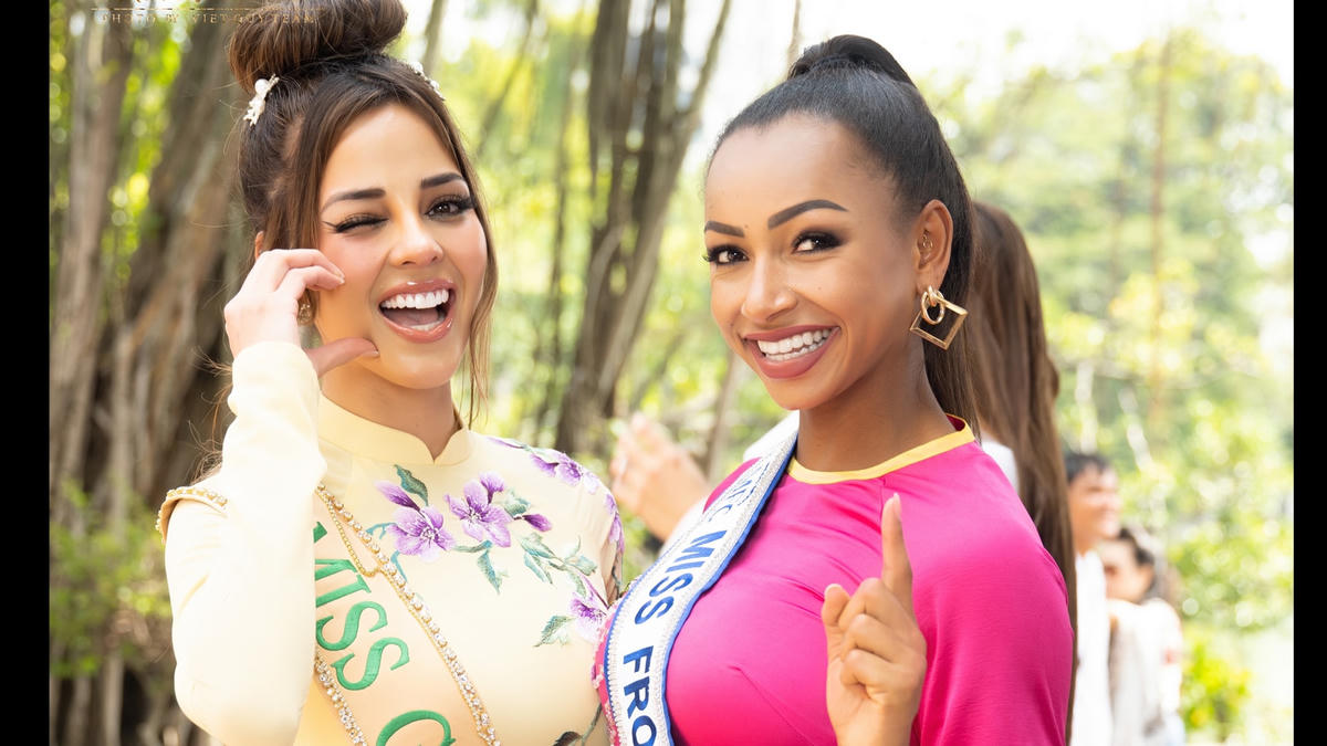 Miss Grand Angola chia sẻ: “Áo dài rất phù hợp, vừa vặn với tôi. Khi mặc áo dài lên người, tôi thực sự cảm thấy rất tự tin và xinh đẹp. Hôm nay đứng ở đây, tôi hạnh phúc khi khám phá nhiều điều hơn về Hà Nội”.