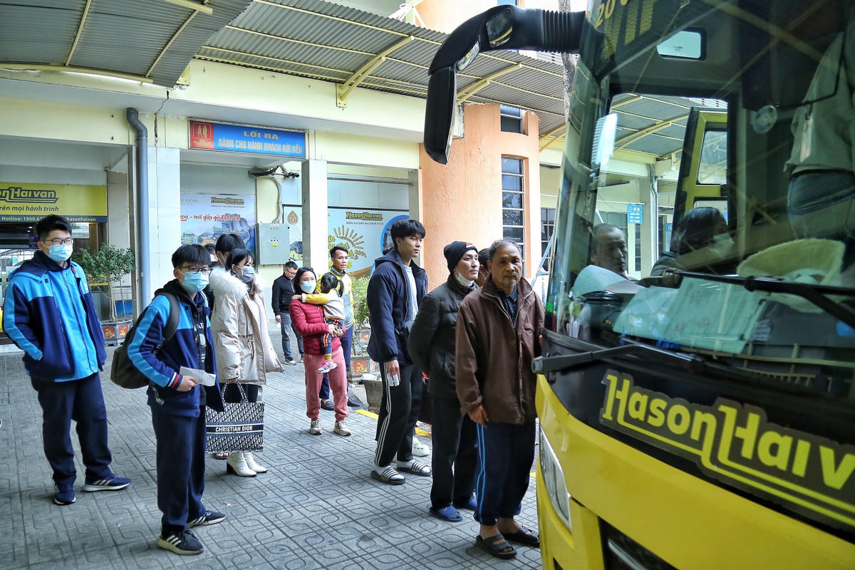 Người dân chờ soát vé trước khi lên xe.