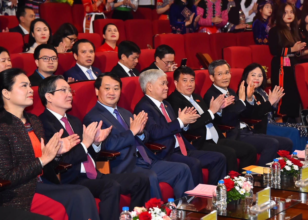 Bí thư Trung ương Đảng, Chủ tịch UBTƯ MTTQ Việt Nam Đỗ Văn Chiến cùng các đại biểu tham dự buổi lễ. Ảnh: Viết Chung.