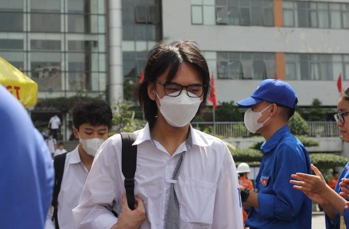 Lần lượt từng thí sinh ra về. Ảnh: Ngọc Ánh.