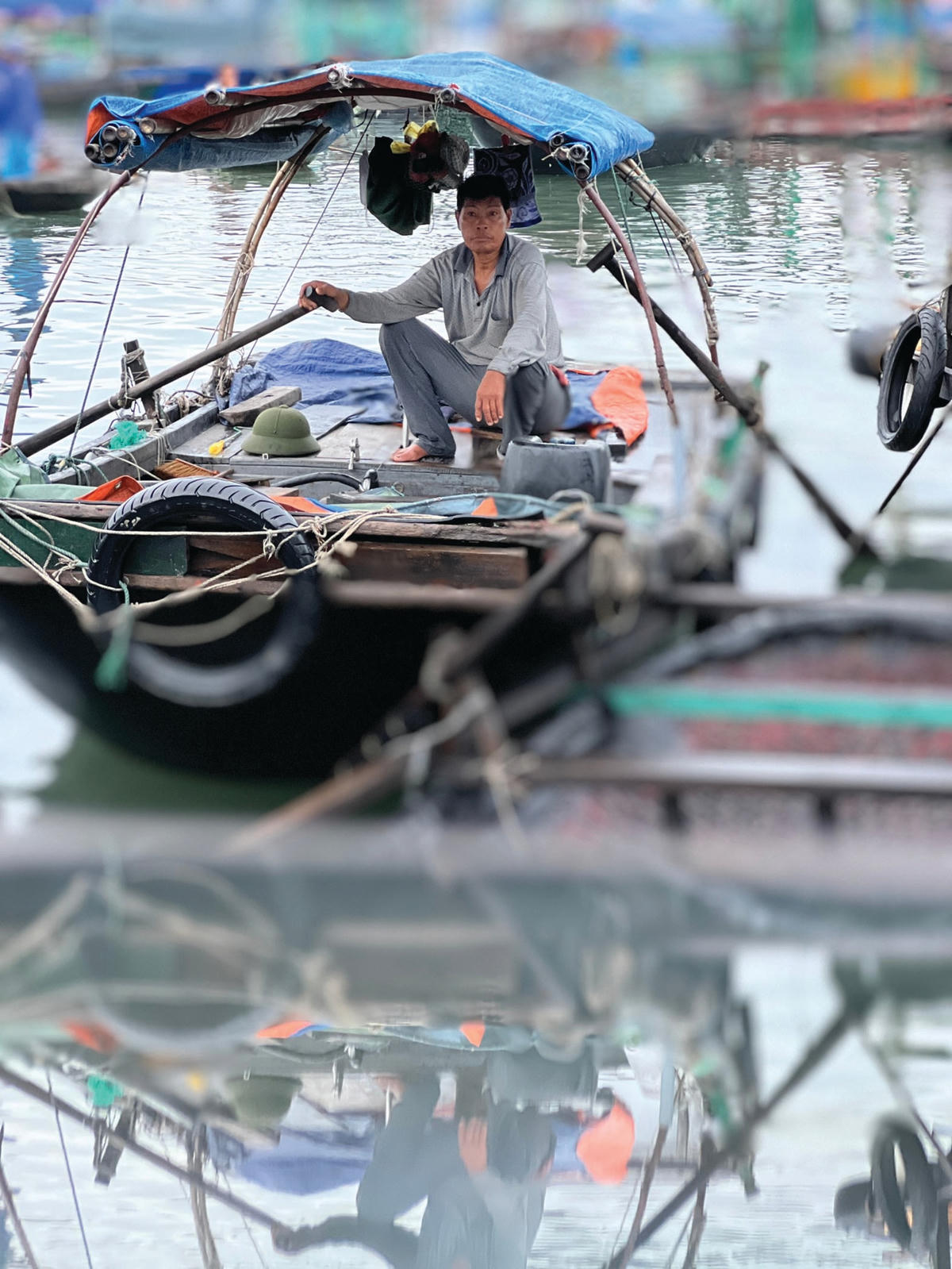 Một ngư dân nghỉ ngơi trên thuyền sau đêm vươn khơi.  
