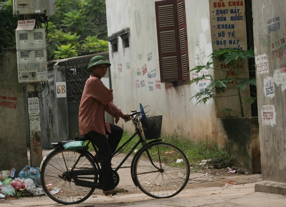 Dù biết mưu sinh ở thành thị khó khăn, song nhiều người trẻ vẫn cố gắng tìm cách bám trụ. Ảnh: Quang Vinh.