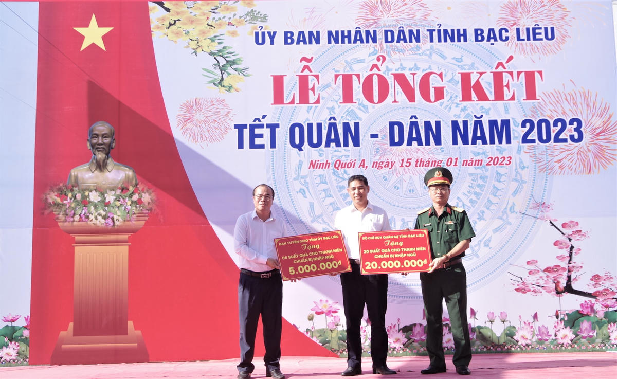 Ban, ngành tỉnh Bạc Liêu tặng quà cho thanh niên chuẩn bị lên đường nhập ngũ.