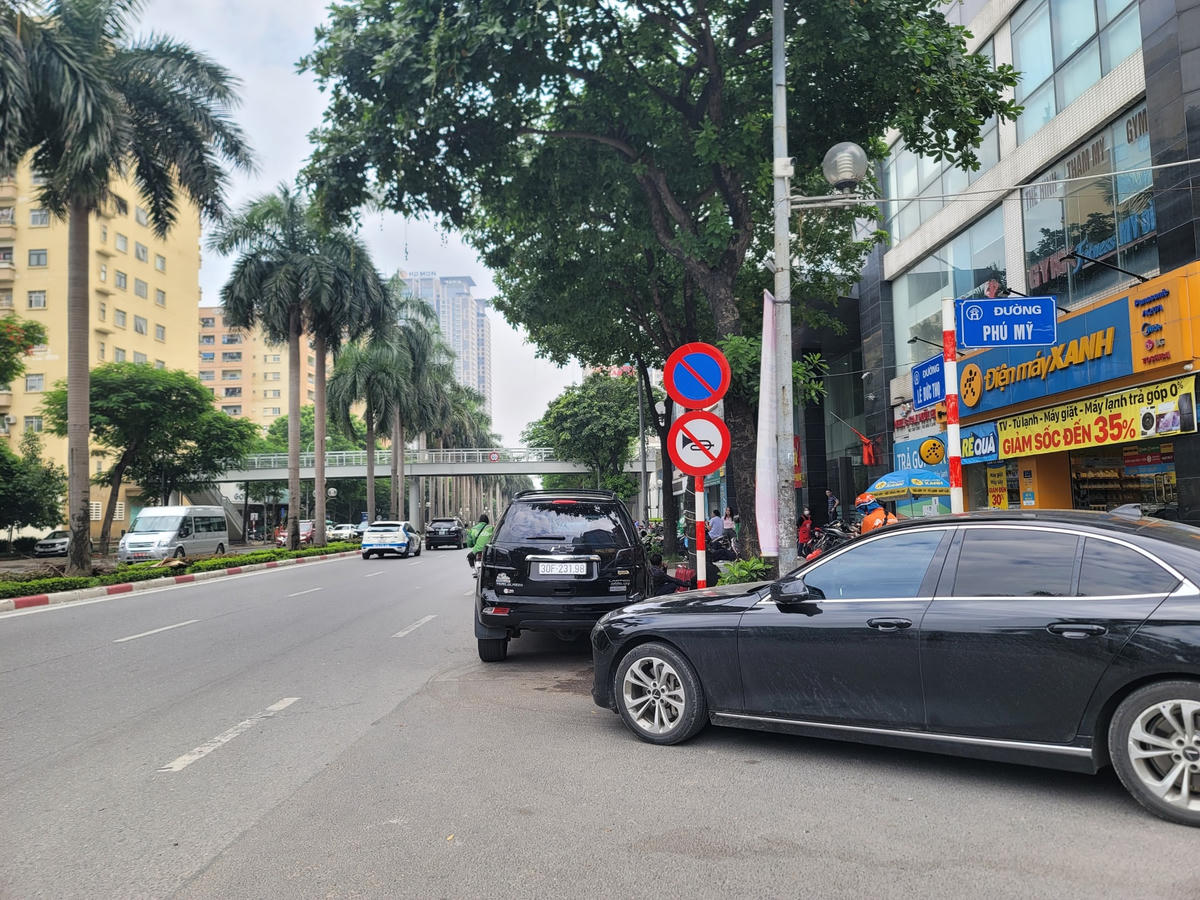 ô tô đỗ dưới biển báo 