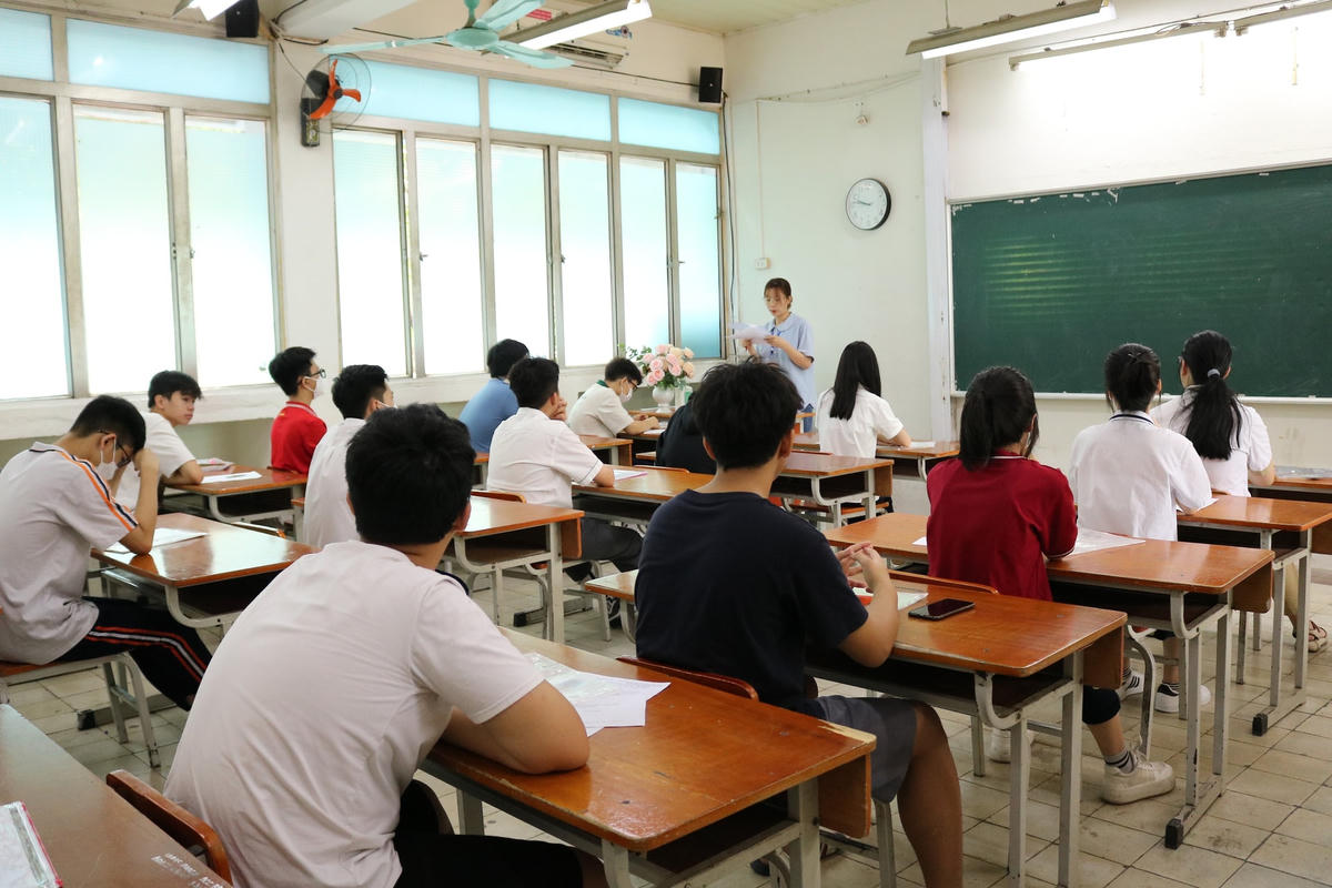 Theo ghi nhận của phóng viên tại điểm thi Trường THPT Nguyễn Trãi, mọi điều kiện về cơ sở vật chất được chuẩn bị đầy đủ, bảo đảm theo quy định.
