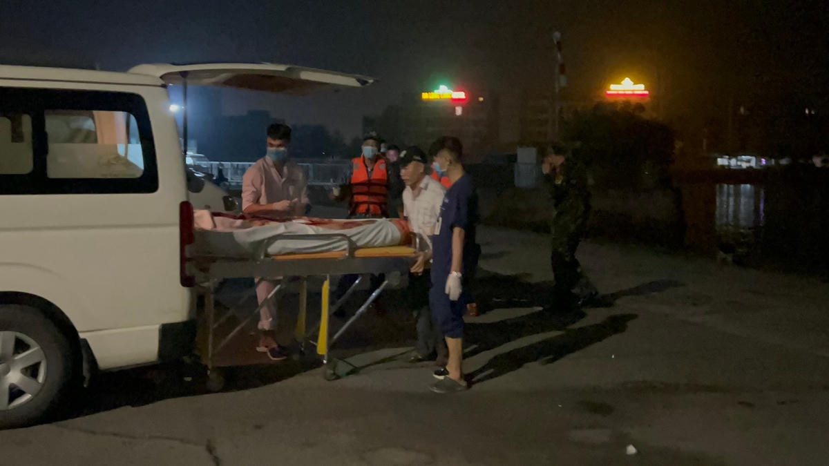Thi thể các nạn nhân trong vụ máy bay trực thăng gặp nạn đã được đưa về nhà tang lễ TP Hạ Long (Quảng Ninh).