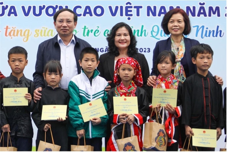 Nhân dịp này, Quỹ Bảo trợ trẻ em Việt Nam đã trao tặng 100 suất học bổng cho các em học sinh có hoàn cảnh khó khăn đã vượt khó vươn lên trong học tập.