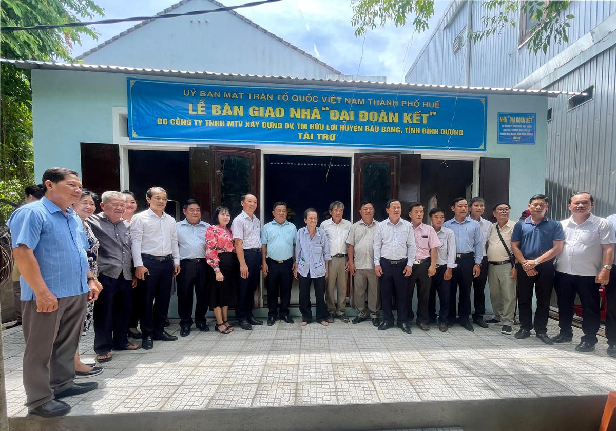 Ủy ban MTTQ Việt Nam thành phố Huế cùng các cơ quan, đơn vị trao tặng nhà Đại đoàn kết cho hộ nghèo.