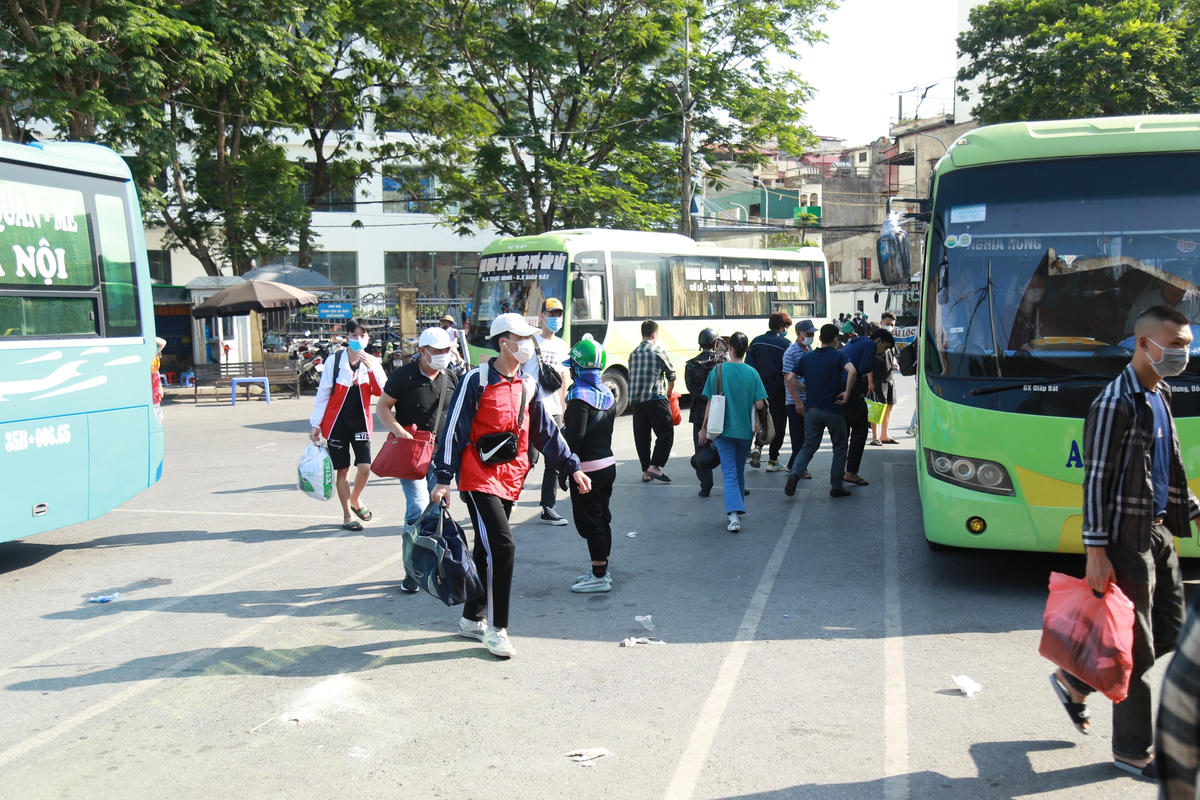 Sau kỳ nghỉ lễ, người dân ùn ùn trở về Hà Nội