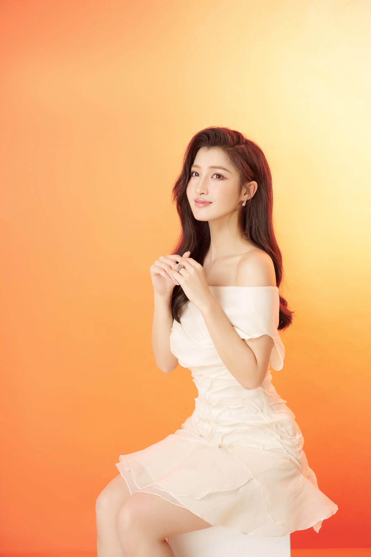 Thay vì hình ảnh nữ tính đẹp tựa nàng thơ, Á hậu 2 Miss World Vietnam 2022 trang điểm tôn khéo vẻ đẹp tự nhiên kết hợp cùng những thiết kế tôn khéo đường cong quyến rũ.