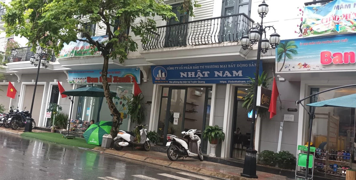 Văn phòng BĐS Nhật Nam tại Tuyên Quang vắng vẻ sau cảnh báo. Ảnh chụp sáng 30/9.  