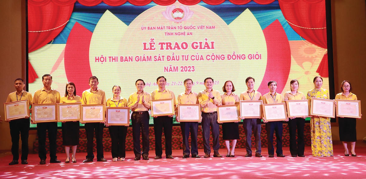 Ban Tổ chức hội thi đã trao Bằng khen của Uỷ ban MTTQ tỉnh Nghệ An cho các cá nhân có đóng góp xuất sắt và thành công của hội thi. Ảnh: Điền Bắc