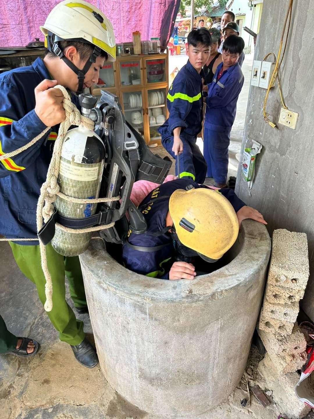 Lực lượng chức năng tiếp cận hiện trường, đưa thi thể chị H. ra khỏi giếng sâu.