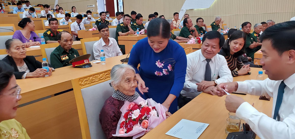 Lãnh đạo tỉnh ủy Bình Phước tặng quà tặng các Mẹ Việt Nam anh hùng, người có công tiêu biểu tại buổi lễ. (Ảnh: Hồ Lê)