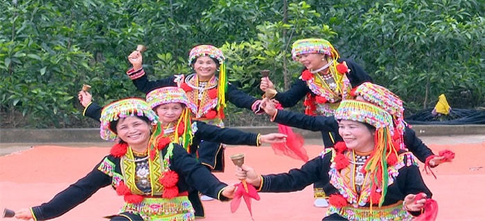 Chiếc chuông là đạo cụ không thể thiếu trong điệu múa truyền thống của người Dao.