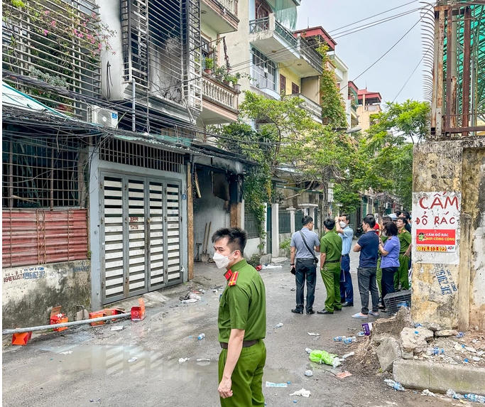 Mặt tiền ngôi nhà xảy ra vụ hỏa hoạn lắp kín khung sắt, gây khó khăn cho việc chữa cháy và thoát hiểm (Ảnh: Nguyễn Hải/Dân Trí).