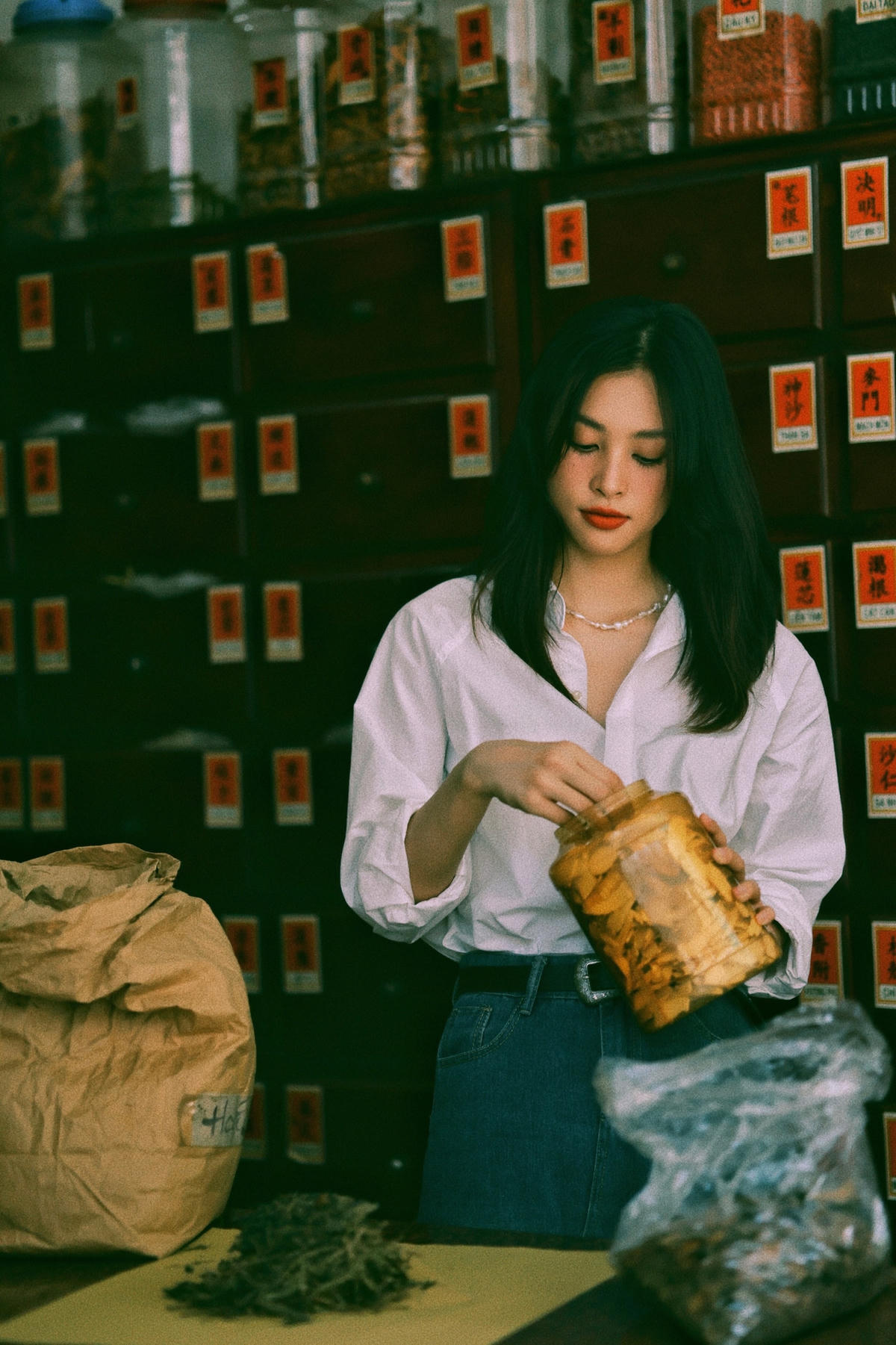 Hoa hậu Tiểu Vy thu hút được sự chú ý của người hâm mộ với nhan sắc đẹp mỹ miều trong bộ ảnh đậm chất cổ điển.