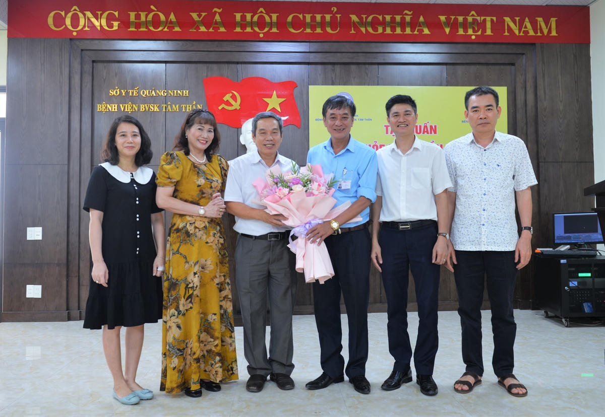 Lãnh đạo Bệnh viện Bảo vệ sức khỏe tâm thần Quảng Ninh tặng hoa các giảng viên của chương trình tập huấn.