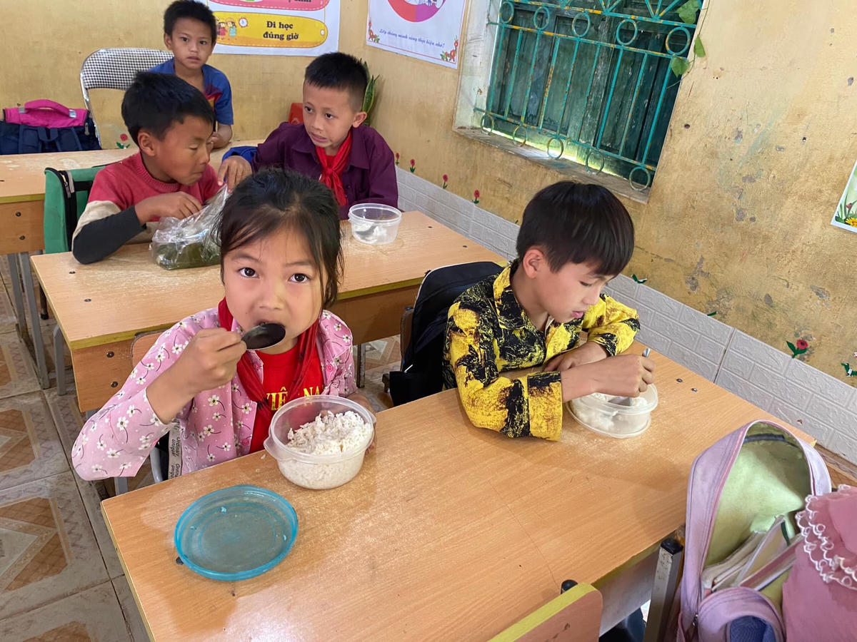 Bữa cơm đạm bạc không thịt cũng chẳng có rau. (Nguồn ảnh: Nuôi em).