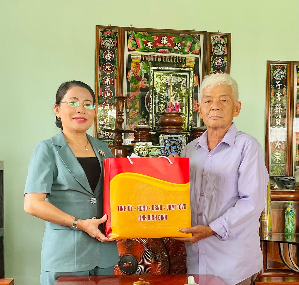 Bà Nguyễn Thị Phong Vũ, Chủ tịch Ủy ban MTTQ Việt Nam tỉnh Bình Định, thăm và trao tặng quà của Tỉnh ủy, HĐND, UBND, UBMTTQVN tỉnh cho thương binh Võ Đình Hiền, thôn Định Nhất, xã Vĩnh Hảo. 