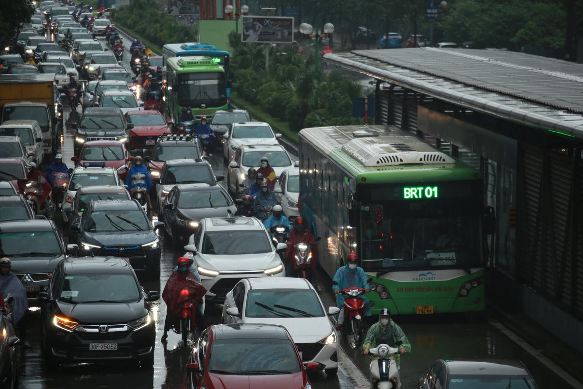 Hà Nội: Người dân chật vật trong cảnh ùn tắc kèm mưa lớn