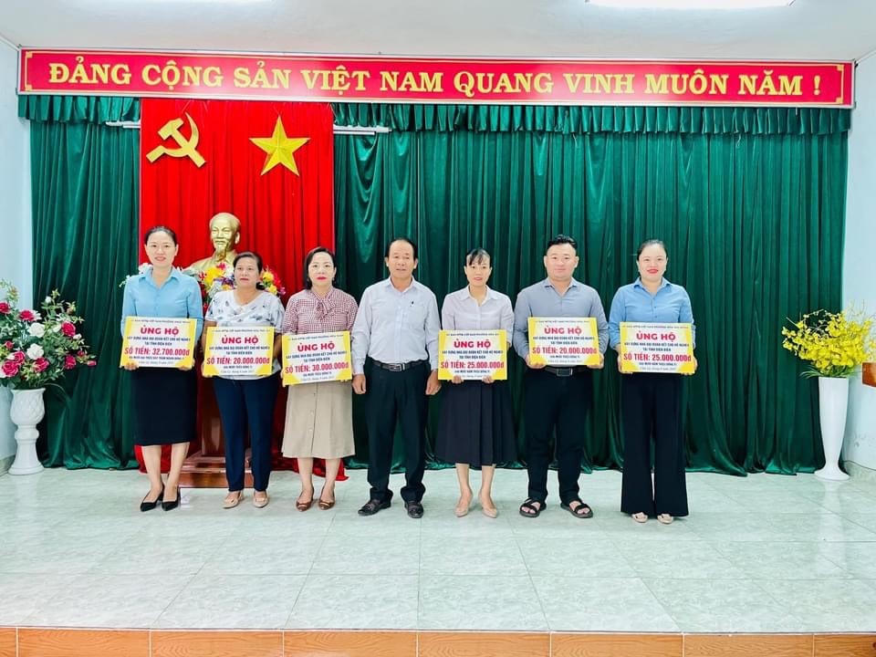 Tổ chức, cá nhân quận Cẩm Lệ (Đà Nẵng) ủng hộ làm Nhà đại đoàn kết cho hộ nghèo tỉnh Điện Biện và một số địa bàn khu vực Tây Bắc. Ảnh Mặt trận Đà Nẵng.