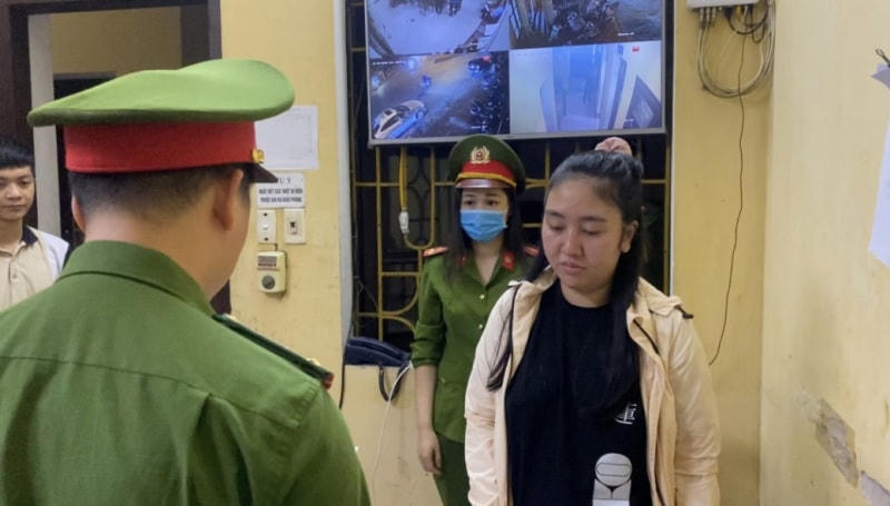 Công an TP Đà Nẵng đọc lệnh bắt giữ Trần Thị Hoàng Anh đêm 30/10. Ảnh: Công an Đà Nẵng.