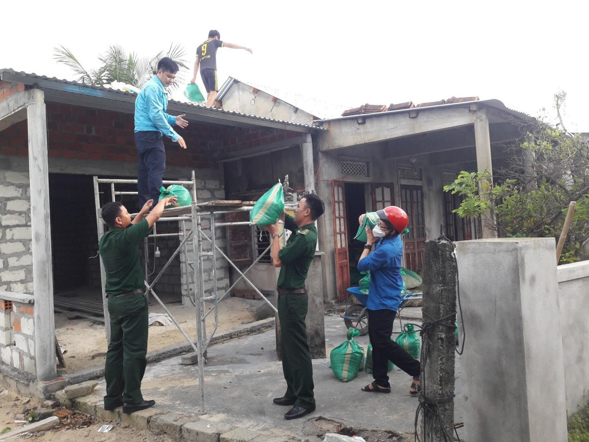 Các lực lượng chức năng tỉnh Thừa Thiên - Huế hỗ trợ người dân chằng chống nhà cửa.
