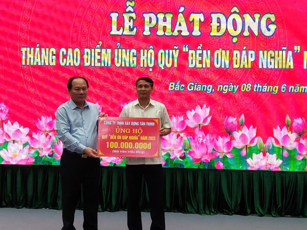 Chủ tịch Ủy ban MTTQ tỉnh Trần Công Thắng tiếp nhận đăng ký ủng hộ.