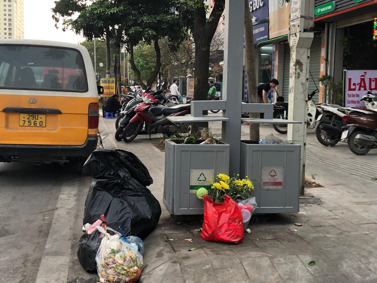 Rác ngổn ngang quanh khu vực ghế đá đường Nguyễn Chí Thanh.