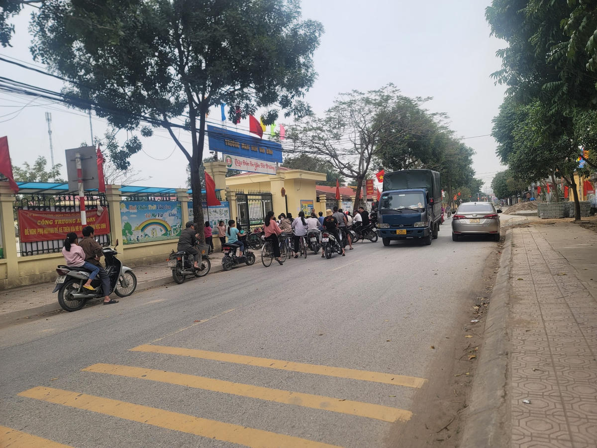Hà Nội: Nhiều xe ô tô bất chấp biển cấm ngang nhiên đi lại
