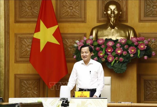 Phó Thủ tướng Chính phủ Lê Minh Khái phát biểu tại cuộc họp.