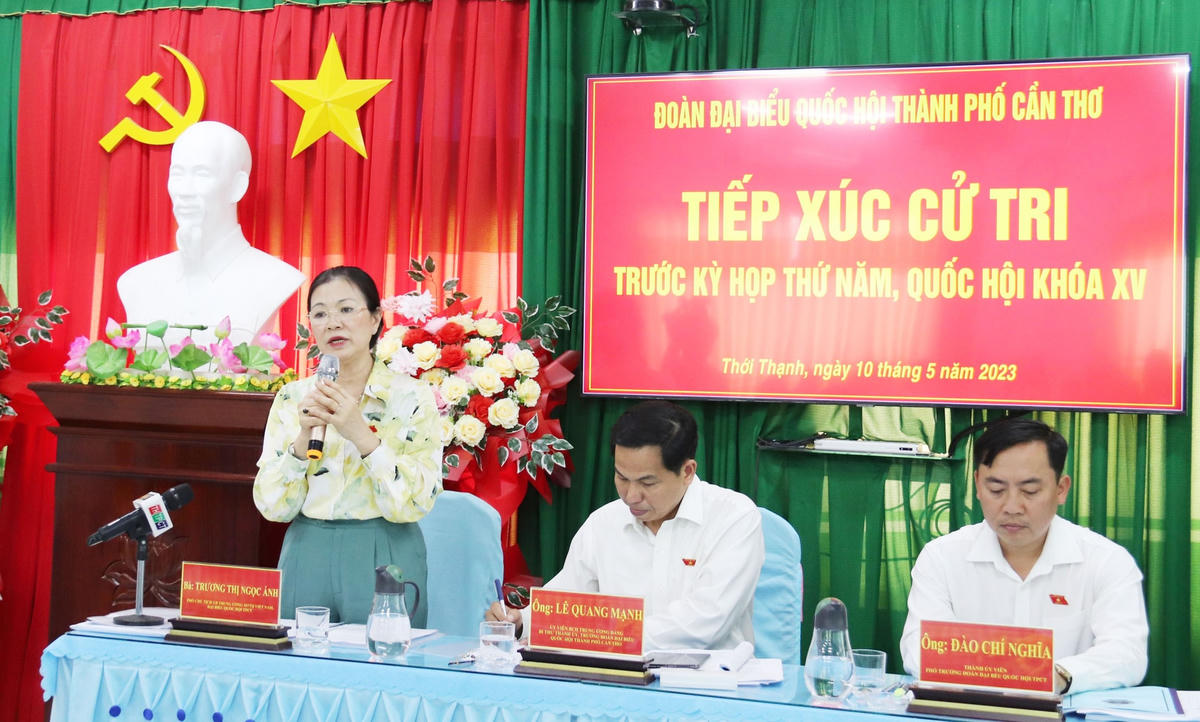Phó Chủ tịch Trương Thị Ngọc Ánh trả lời một số ý kiến của cử tri tại buổi tiếp xúc.