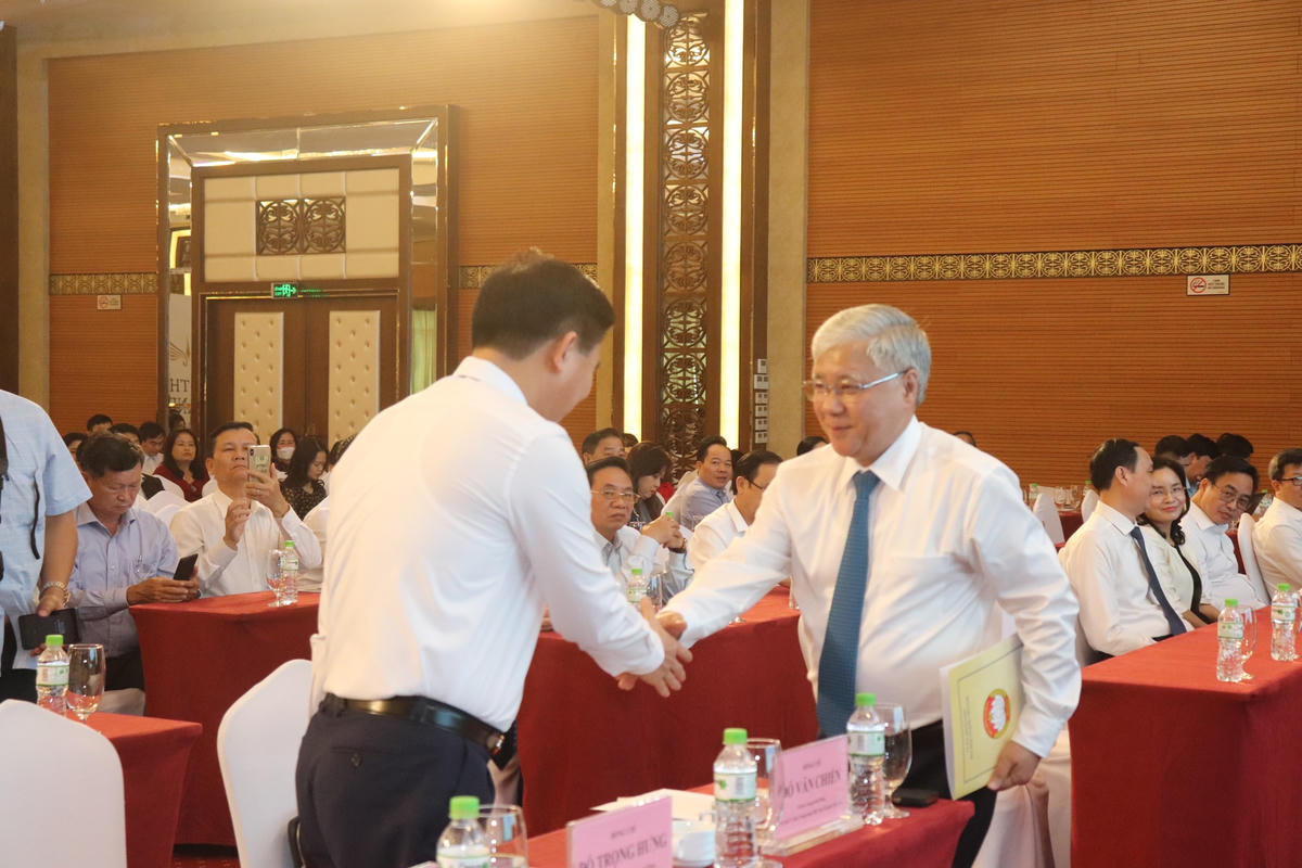 Lãnh đạo Hội Nhà báo Việt Nam, lãnh đạo tỉnh Thanh Hoá tiếp thu ý kiến chỉ đạo của Chủ tịch Đỗ Văn Chiến.