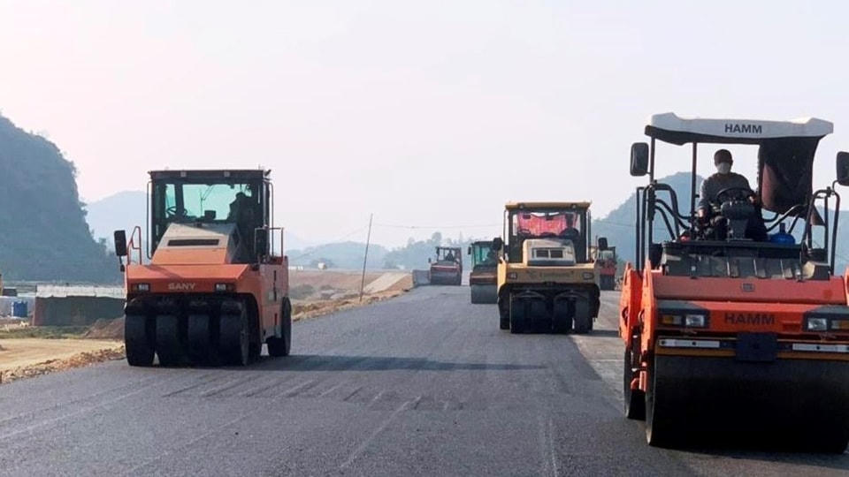 Nhà thầu tiến hành thảm mặt đường tại Dự án Cao tốc Nghi Sơn - Diễn Châu. Ảnh: Việt Hùng.