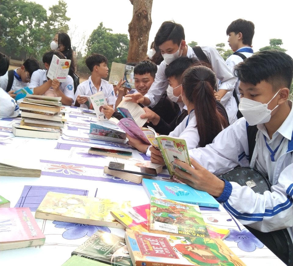 Các học sinh tham gia hưởng ứng Ngày Sách và Văn hóa đọc Việt Nam năm 2023.
